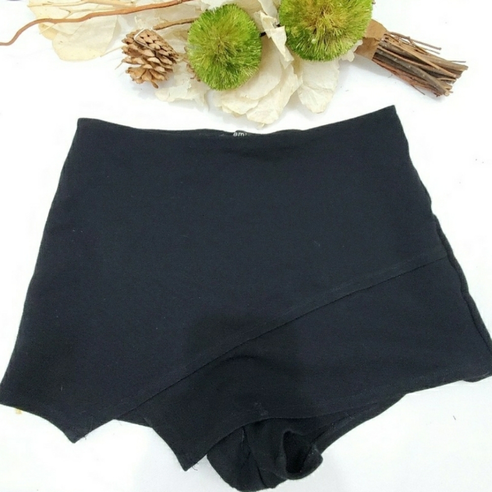 SOLEMIO BLACK SHORTS SIZE LARGE